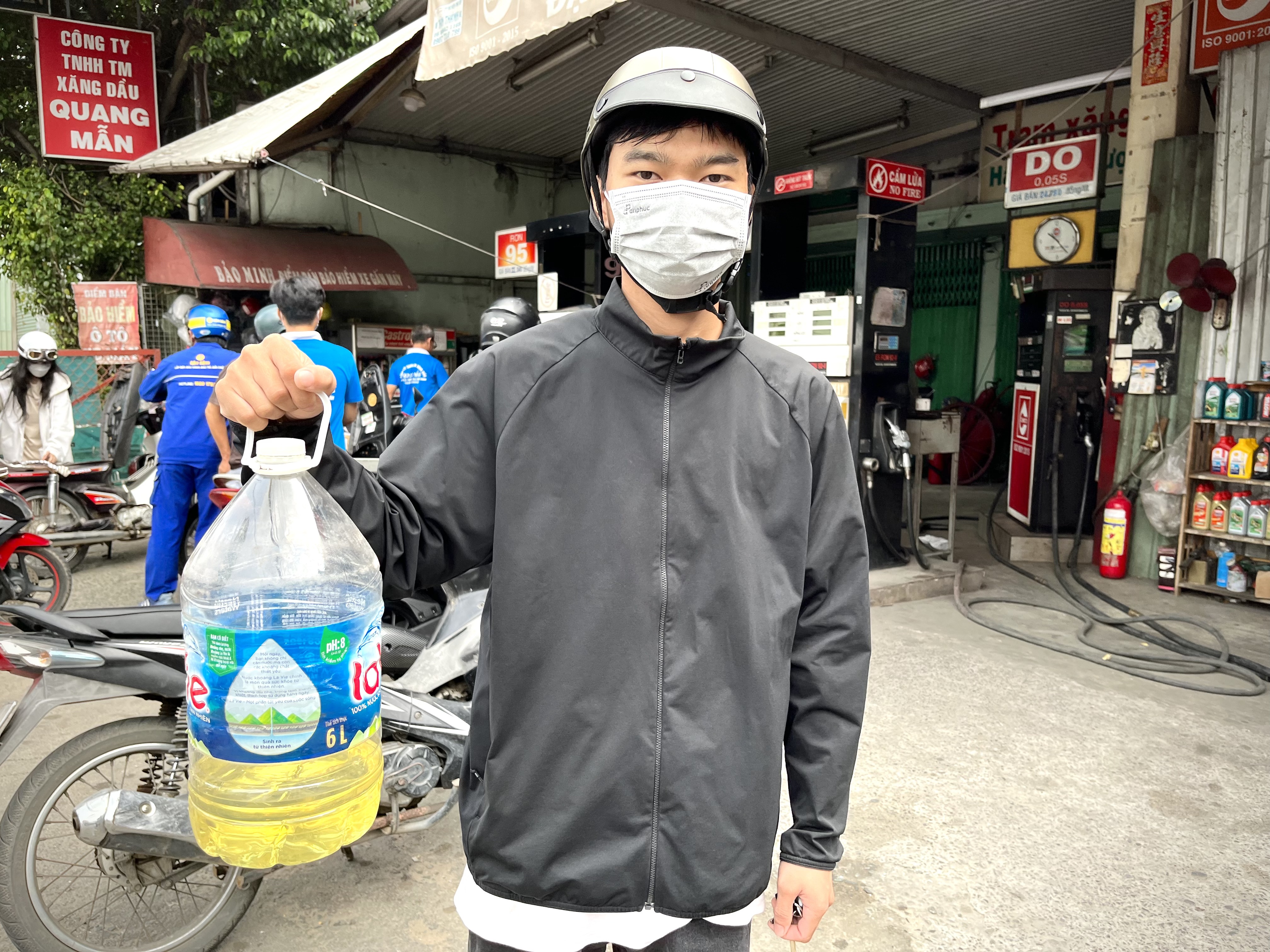 Nguoi dan mang can di mua truoc khi xang tang gia 400 dong/lit hinh anh