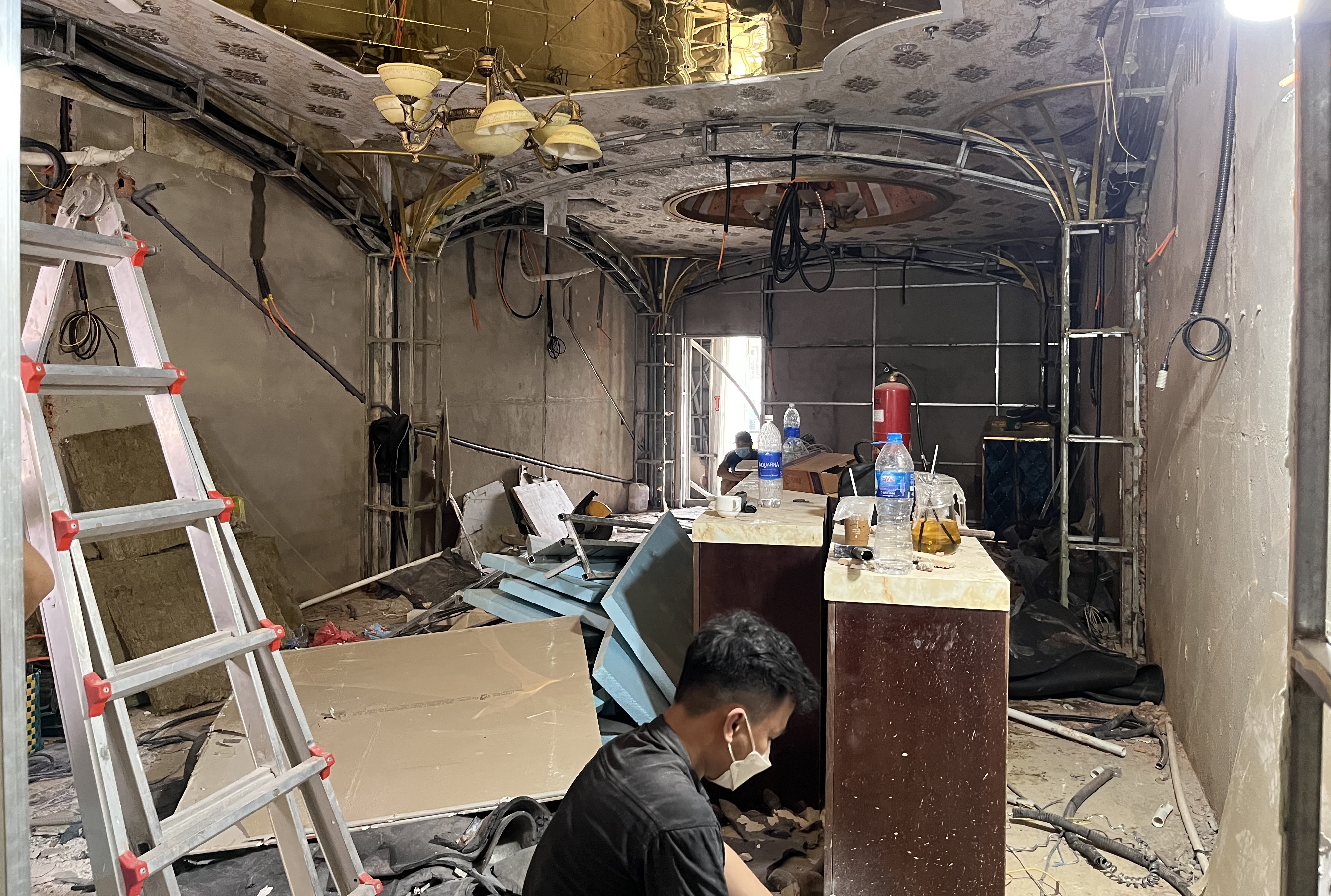 Chu quan karaoke o TP.HCM chat vat tim vat lieu chong chay de cach am hinh anh