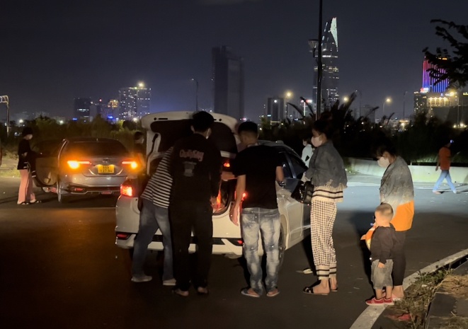 Khach hoang hot khi bi nha xe tra xuong cho toi khu cau Thu Thiem 2 hinh anh