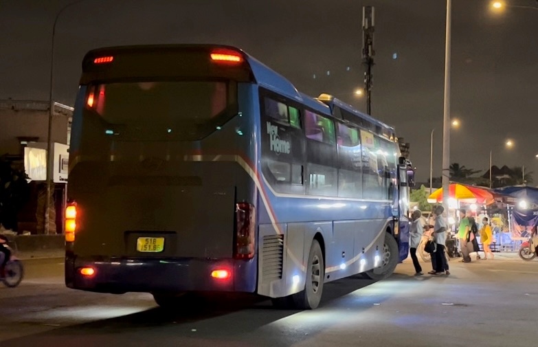 Canh sat lien tuc kiem tra, nha xe van bat chap don khach sai quy dinh hinh anh