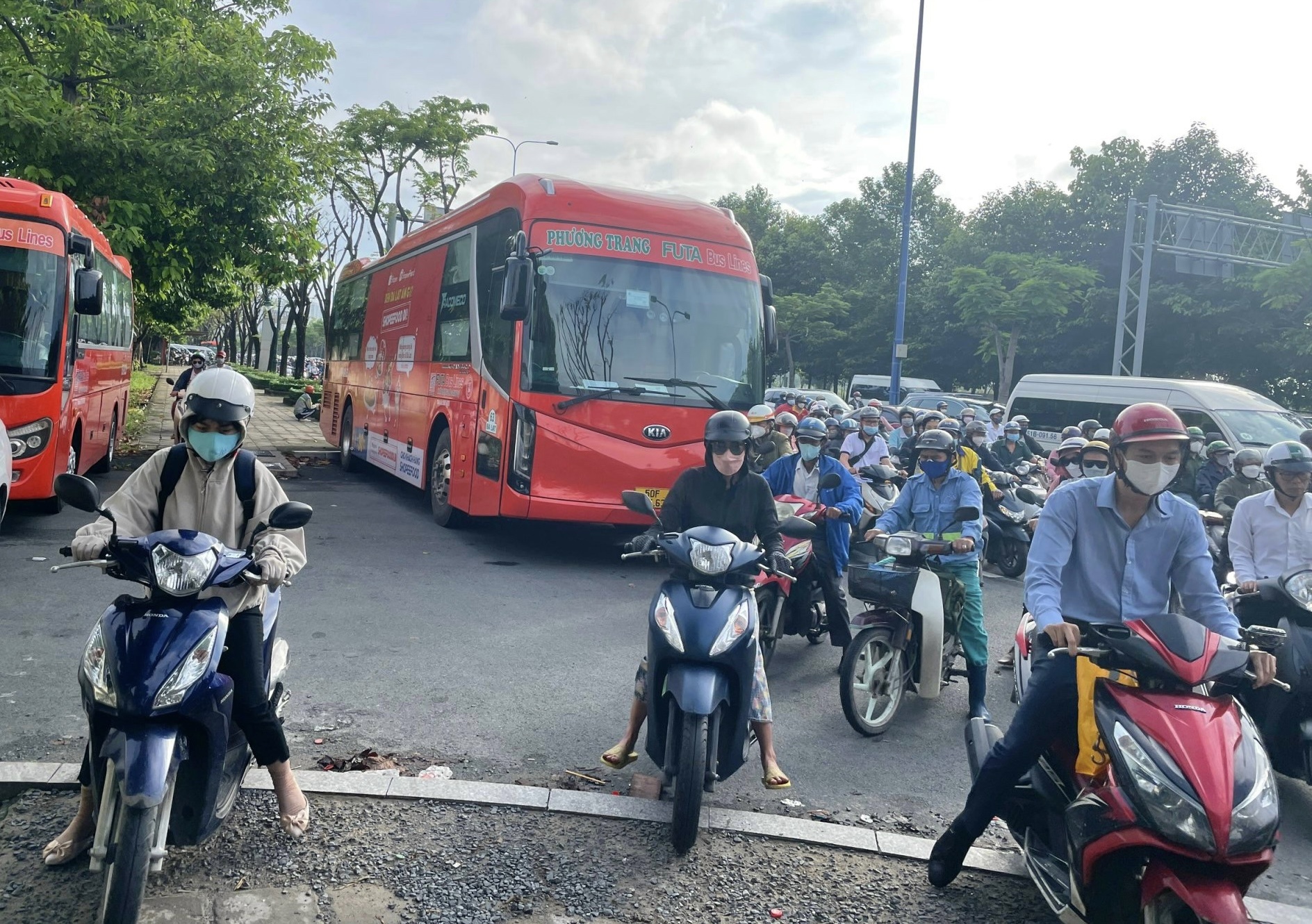 So GTVT TP.HCM noi ve ben xe khach tren duong Mai Chi Tho hinh anh