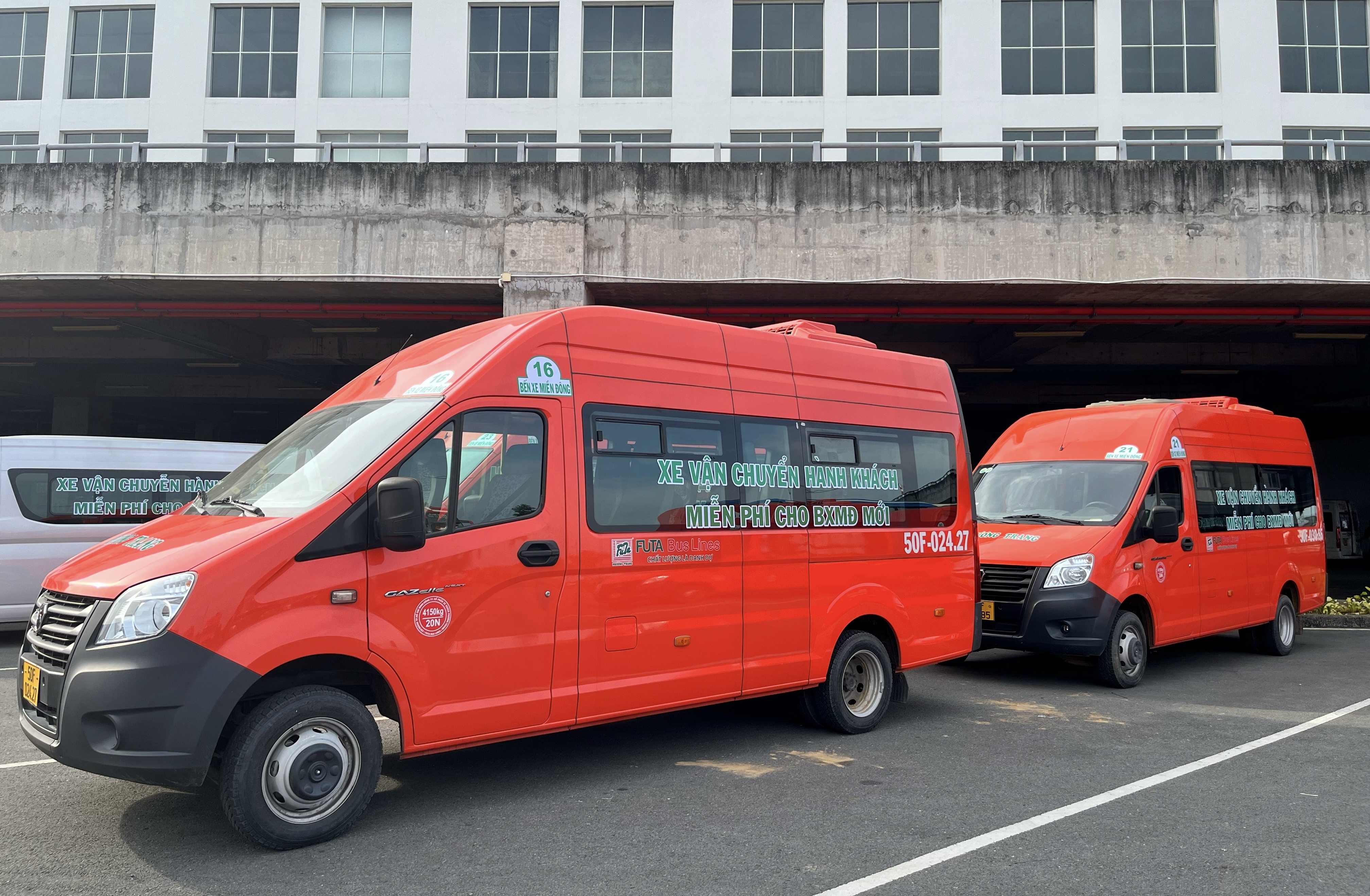 Hanh khach co xe mien phi tu Ben xe Mien Dong moi ve tan nha hinh anh