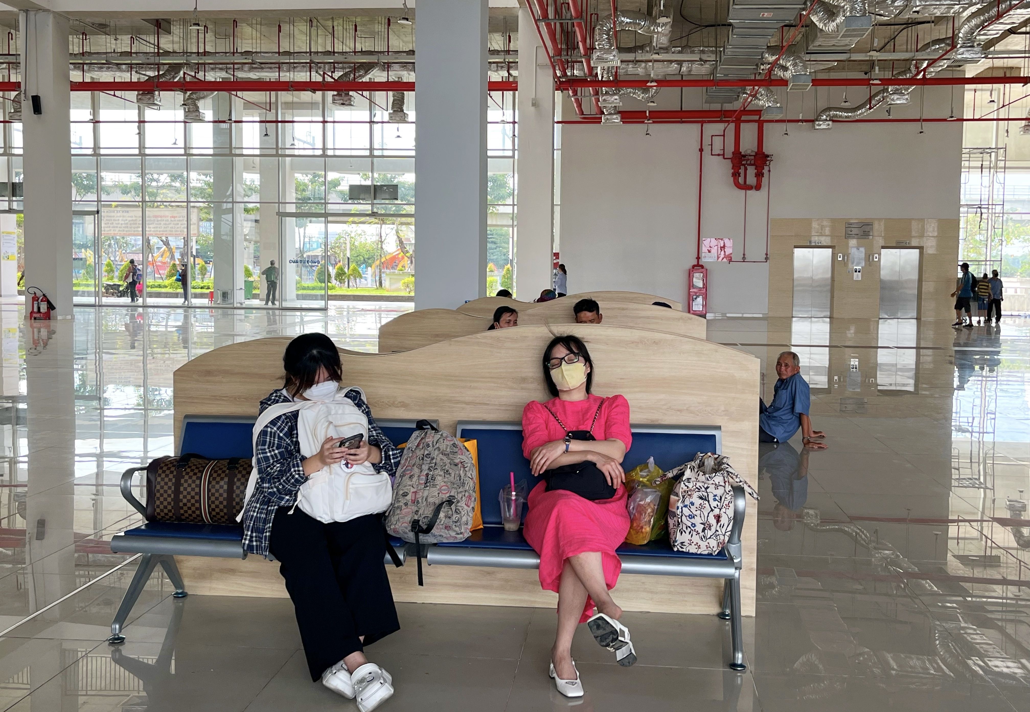 Ben xe Mien Dong moi anh 2