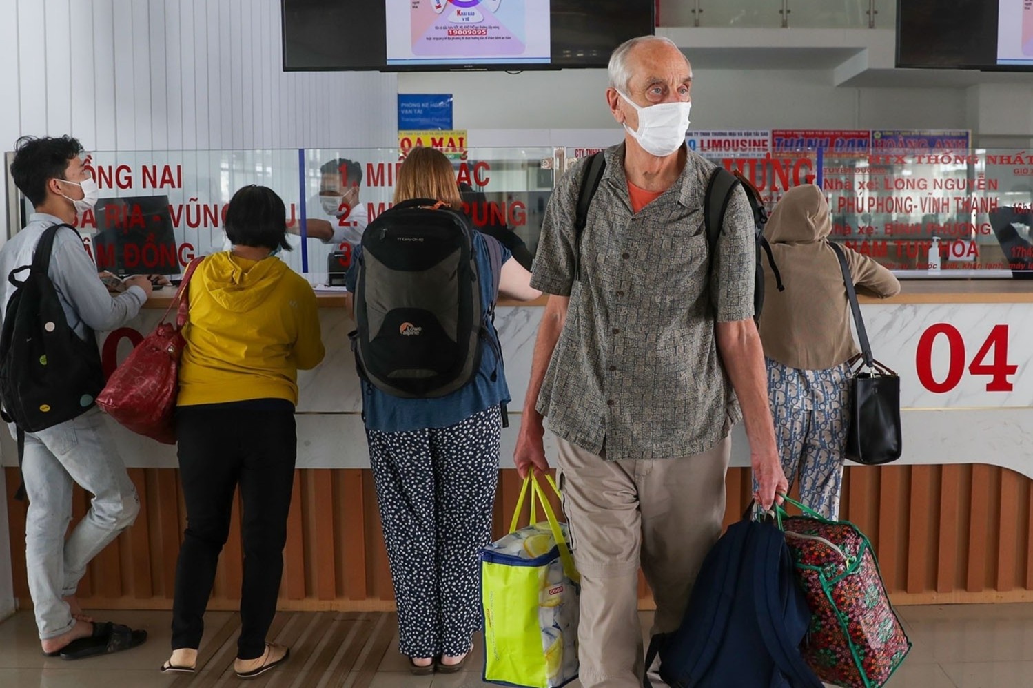 Nhieu nguoi roi TP.HCM ve que som, gia ve xe Tet tang 40-60% hinh anh