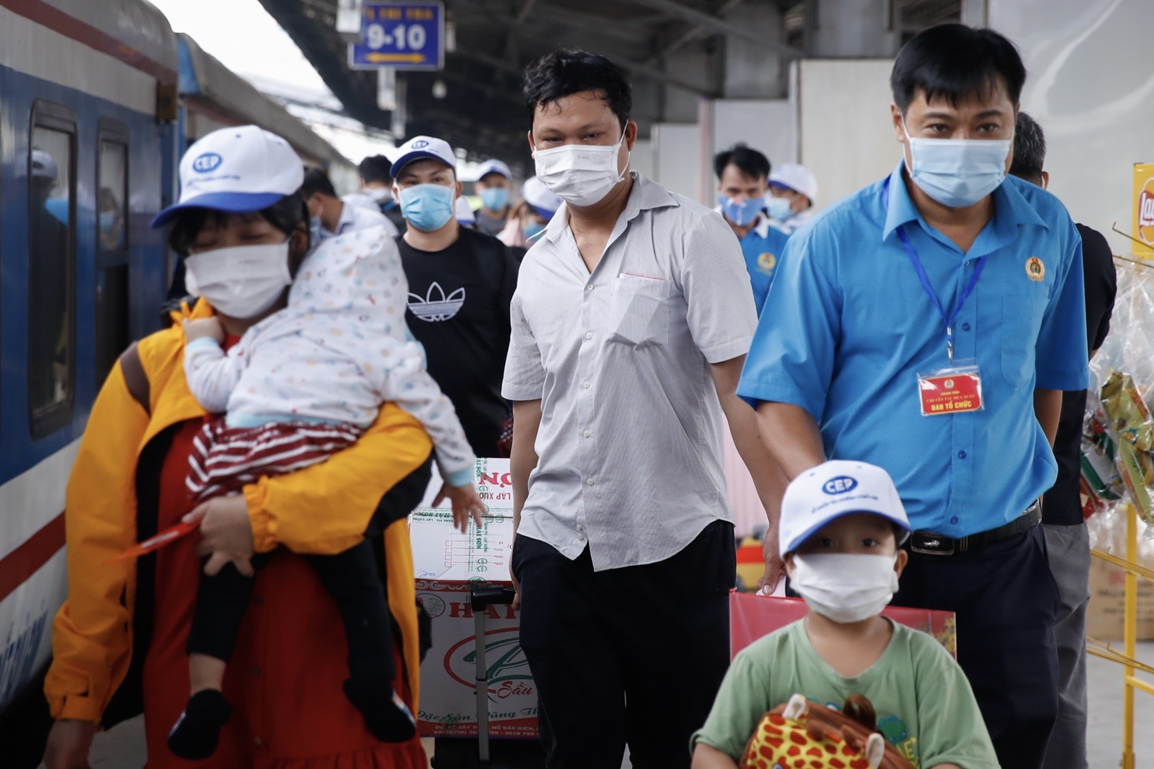 Ve tau can Tet tu TP.HCM di cac tinh chi con ghe phu hinh anh