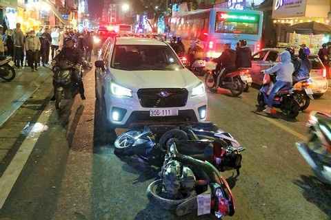 Oto gay tai nan lien hoan, dam 10 xe may tren pho o Ha Noi hinh anh