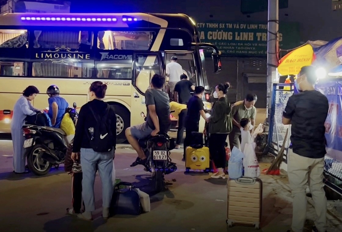 TP.HCM tong kiem tra xe du, ben coc phuc vu cao diem Tet hinh anh