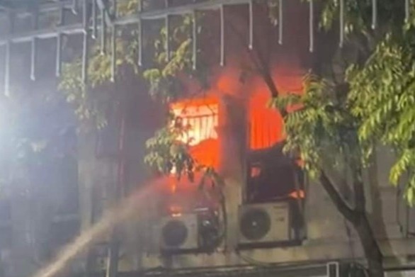 Chay lon tai cua hang giay dep cho Ninh Hiep ngay giap Tet hinh anh