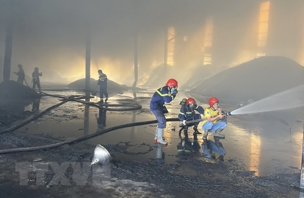 Lua chay ngun ngut, xuong san xuat rong gan 3.000 m2 bi thieu rui hinh anh