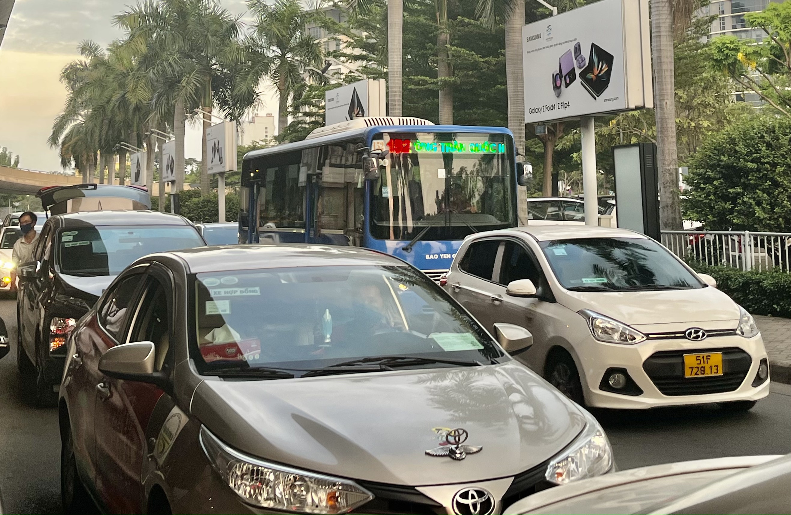 De xuat lan duong uu tien cho xe buyt ra - vao san bay Tan Son Nhat hinh anh