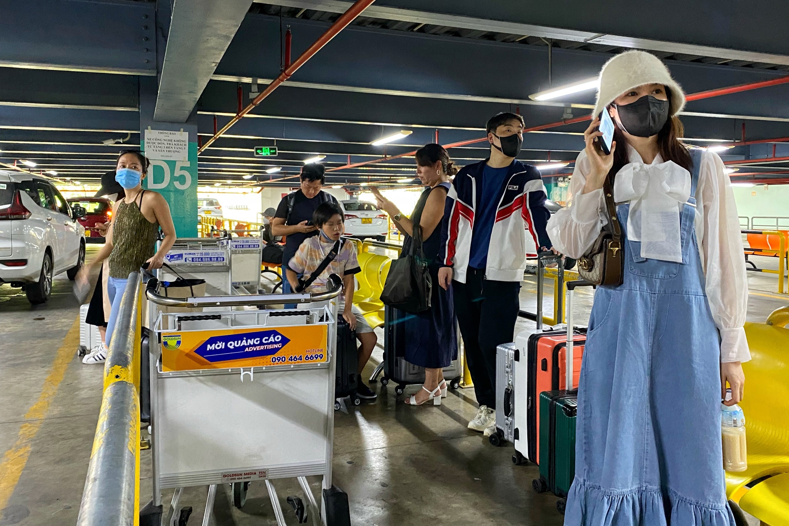 Khach nha gan san bay Tan Son Nhat lien tuc bi huy chuyen xe cong nghe hinh anh