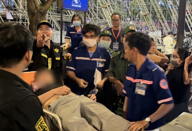 Nhieu nguoi ngat xiu khi don nam moi tai pho di bo Nguyen Hue hinh anh