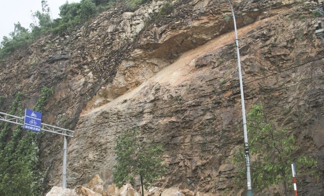 Khac phuc sat lo nui tai cua ngo qua cham, Binh Dinh ra chi dao nong hinh anh