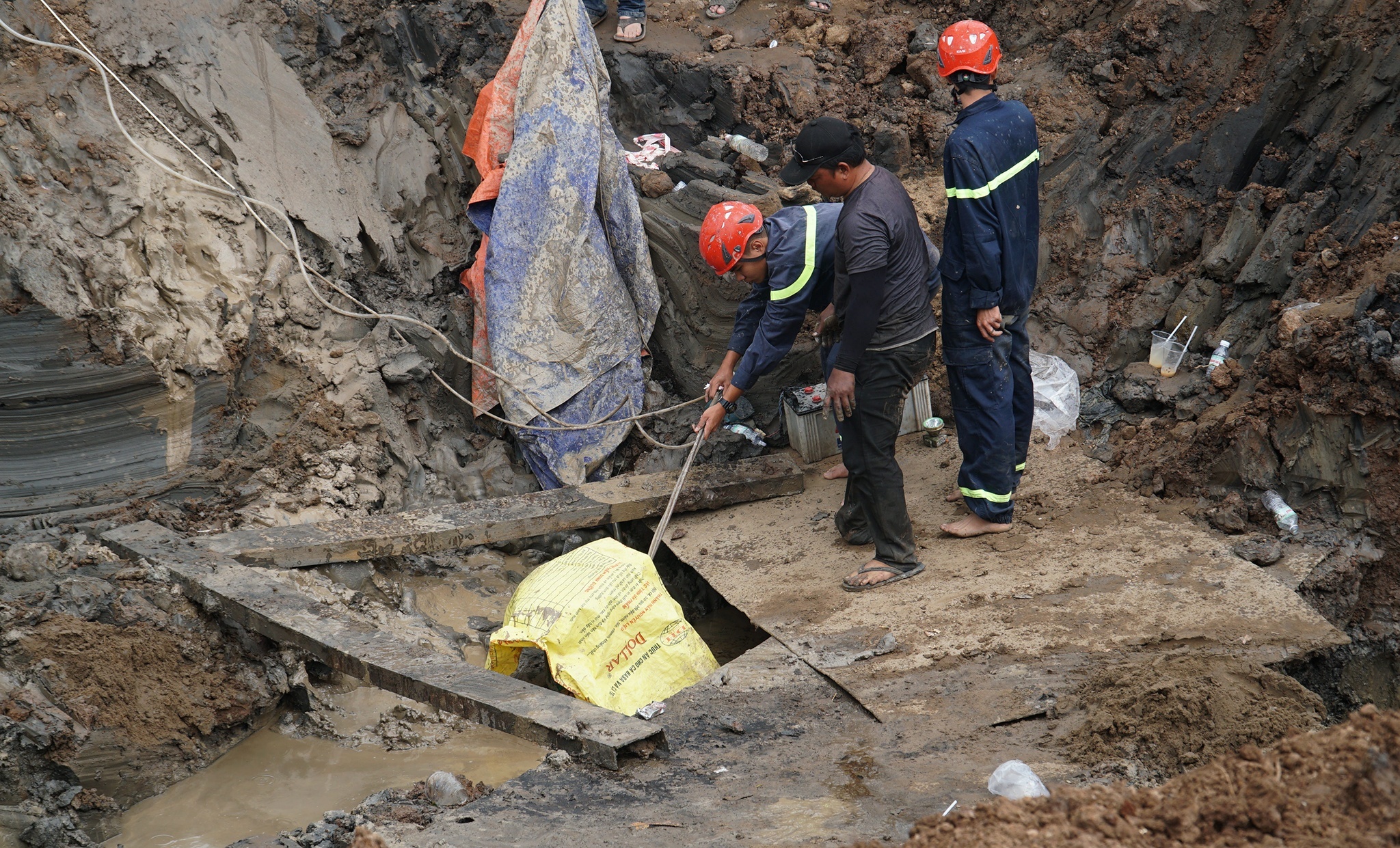 Tinh huong kho khan khi cuu be trai roi xuong ong coc be tong hinh anh