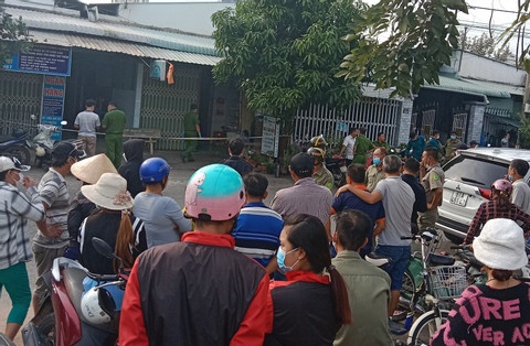 Nguoi dan ong bi truy tim nam bat dong, dao cam vao nguc hinh anh