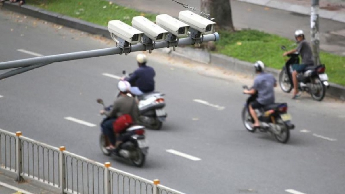 Nguoi Ha Noi nop phat vi pham giao thong qua dich vu cong tang hinh anh