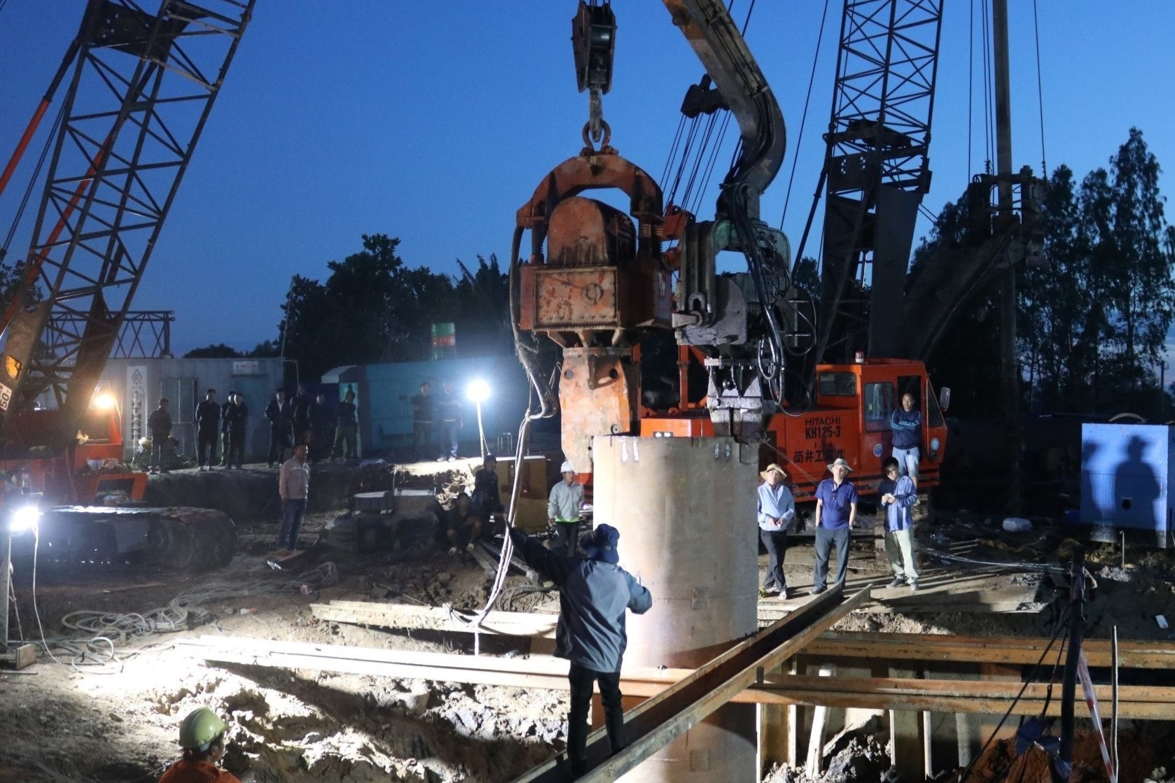 Cuu nan be trai roi ong coc be tong: Long vach thep de nho coc hinh anh