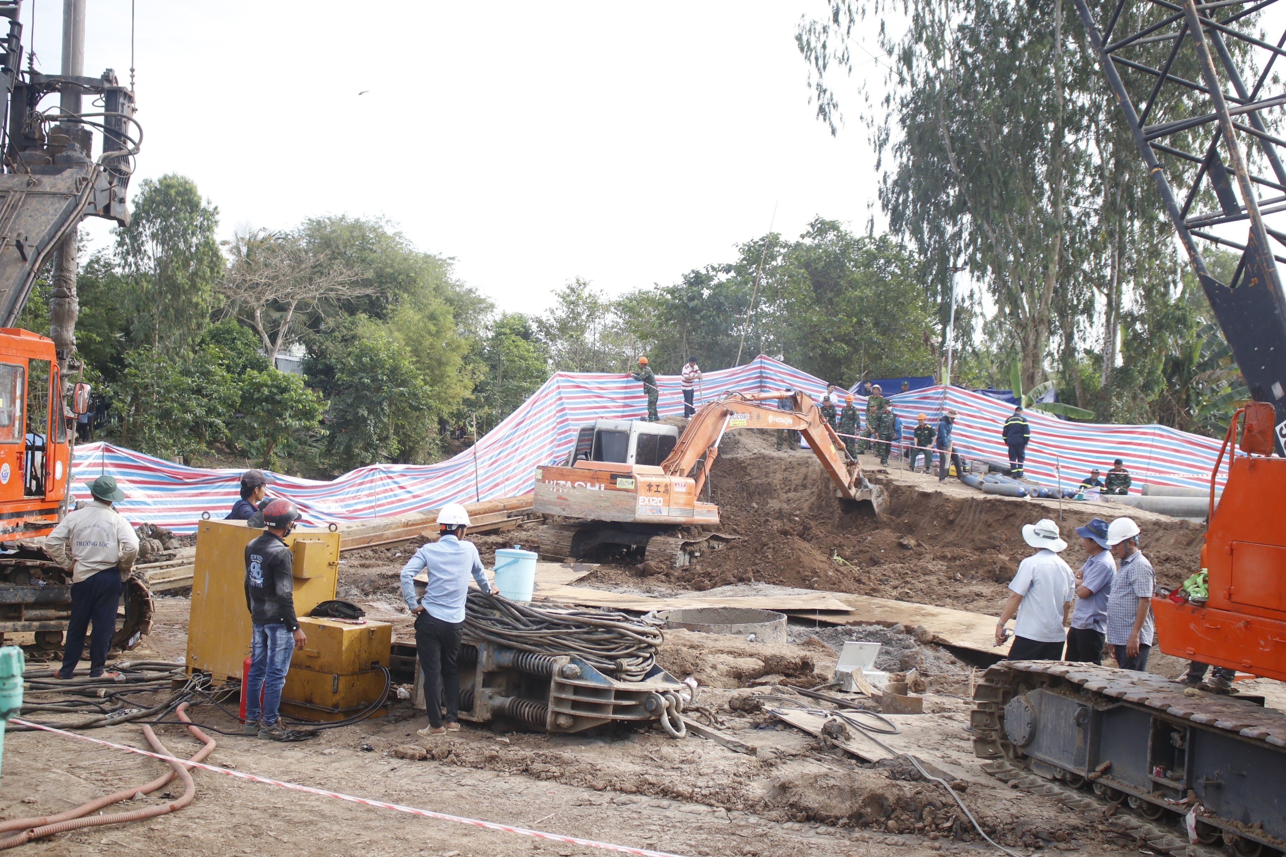 Tinh phuong an phu day nhanh viec cuu nan be trai lot ong coc be tong hinh anh