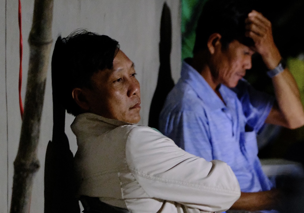 Nguoi dan cau nguyen, mong be trai 10 tuoi duoc dua ra khoi ong coc hinh anh