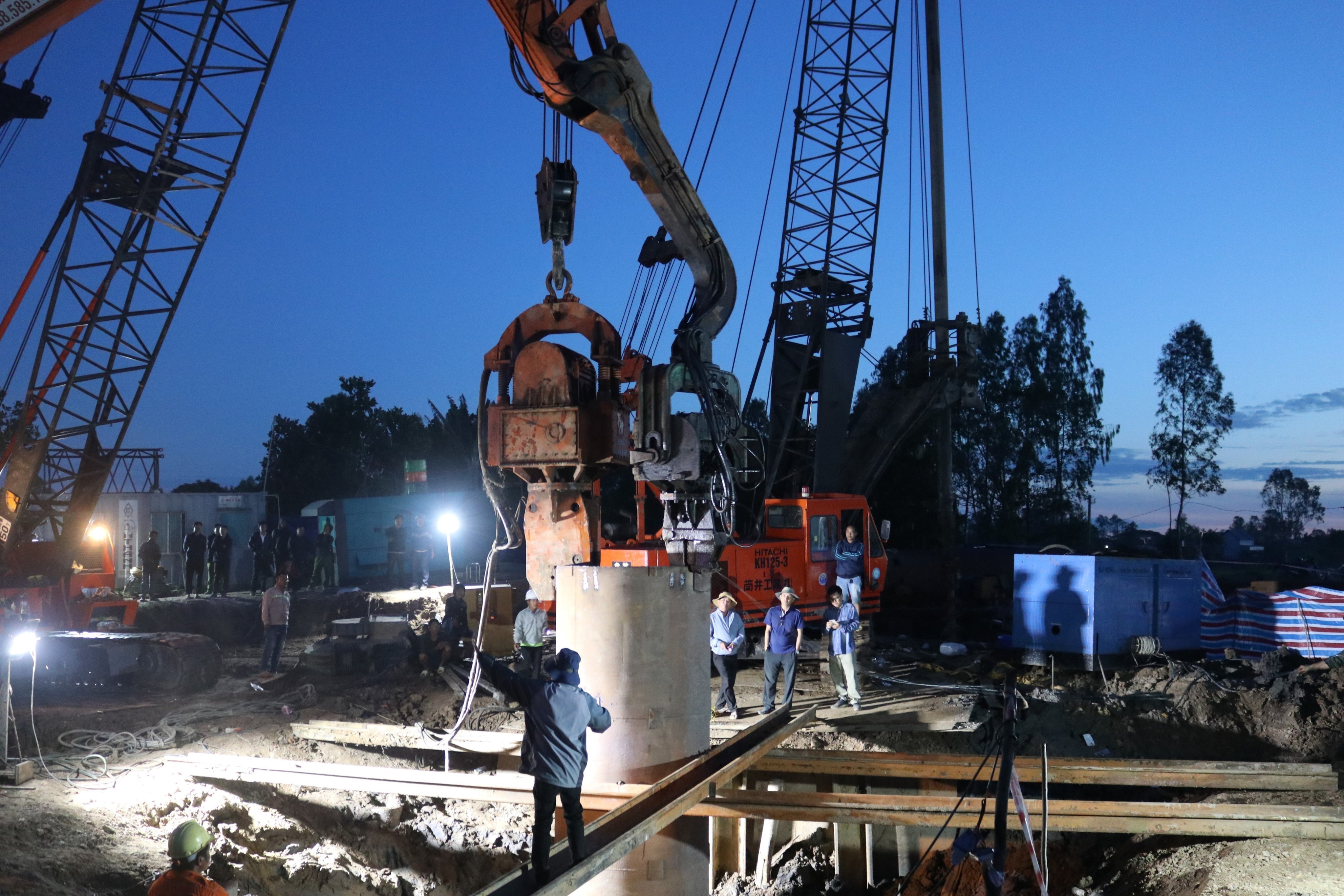 21 ngay dem cuu nan, dua thi the be Hao Nam ve voi gia dinh hinh anh