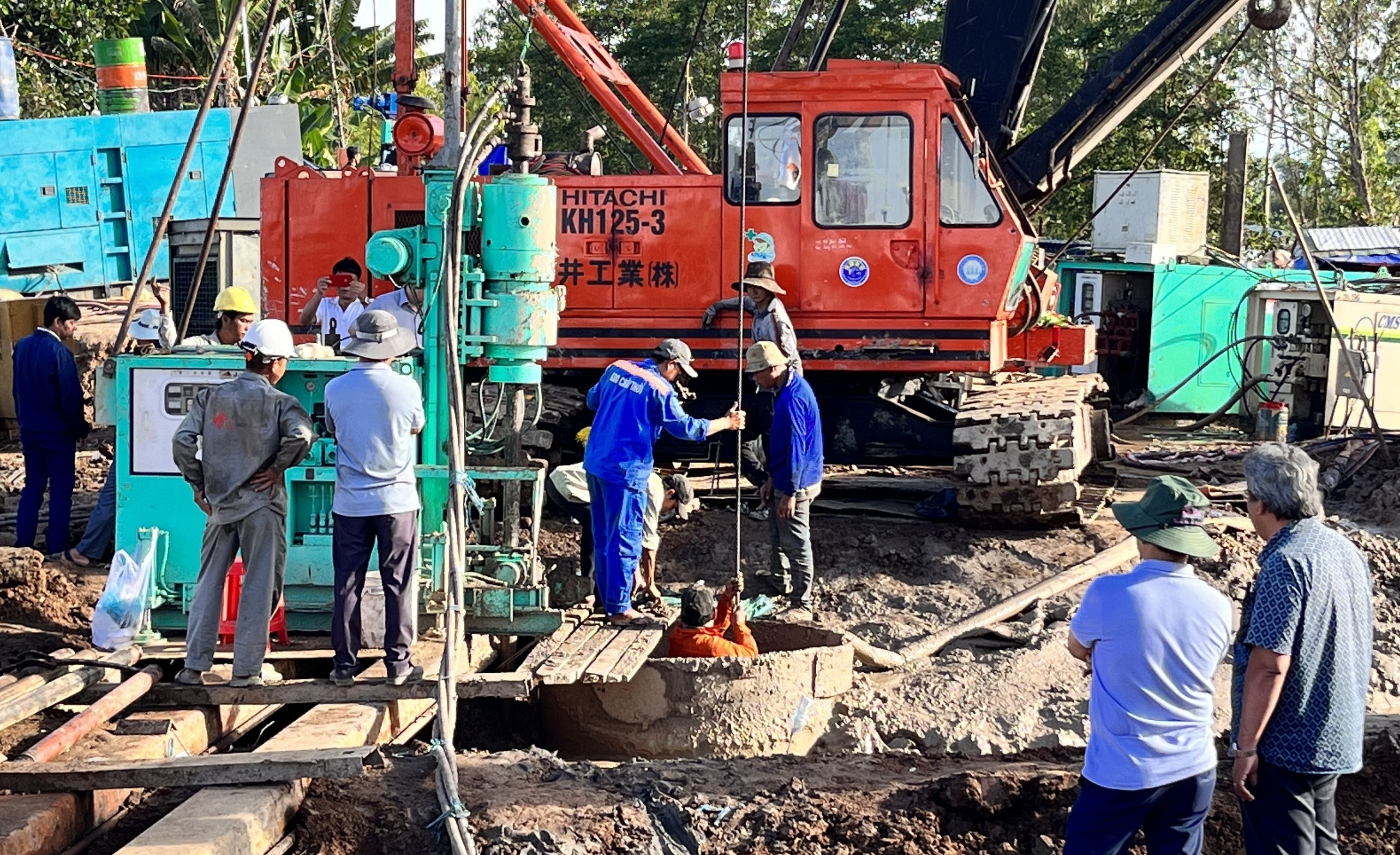 Sap nho coc cuu nan be trai 10 tuoi ket trong ong be tong hinh anh