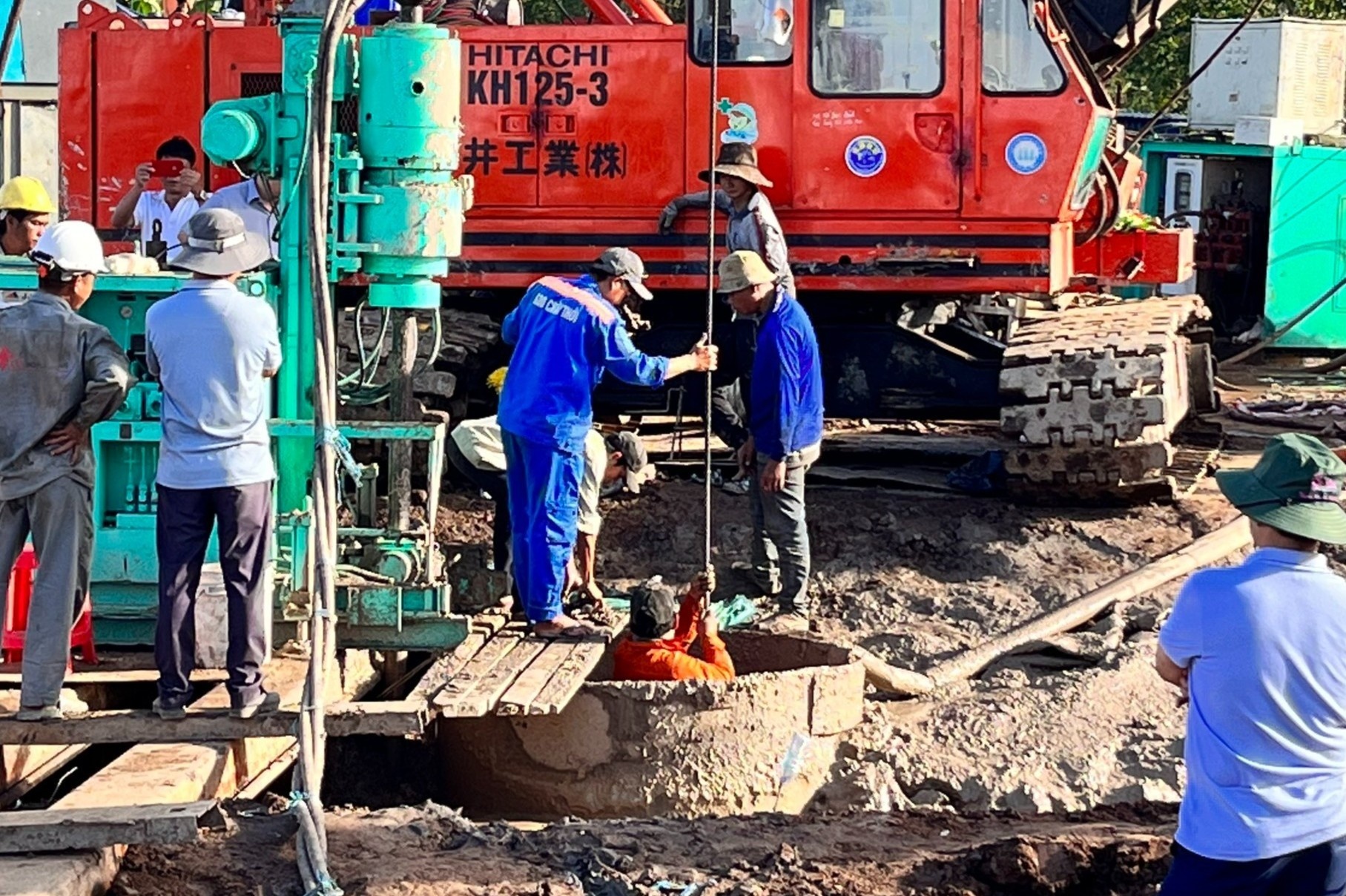 Chua xac dinh duoc phuong an keo ong coc be tong co be trai len hinh anh