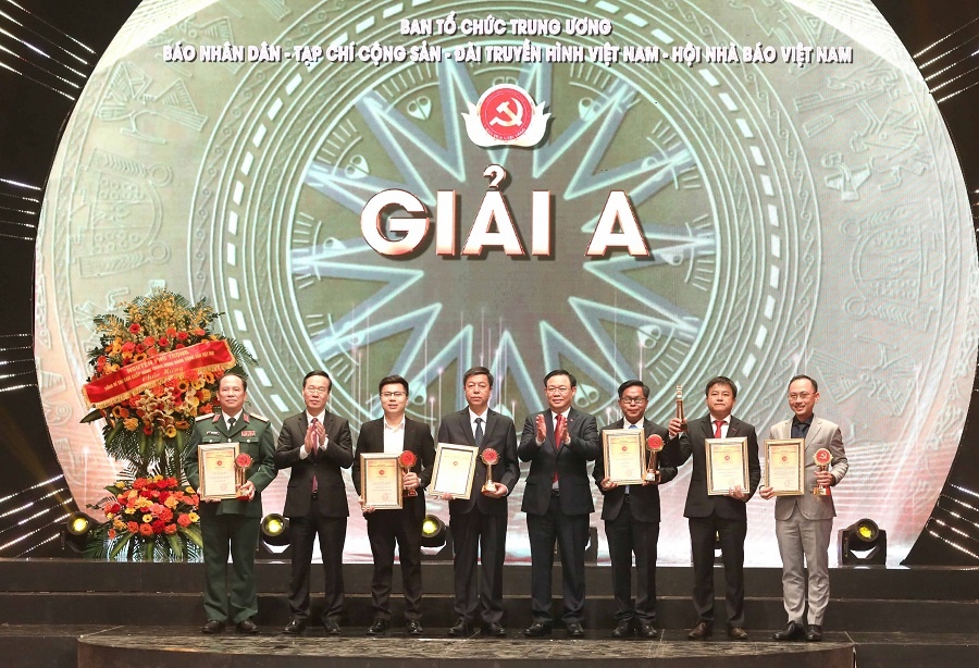 Le trao giai Bua liem vang nam 2022 hinh anh