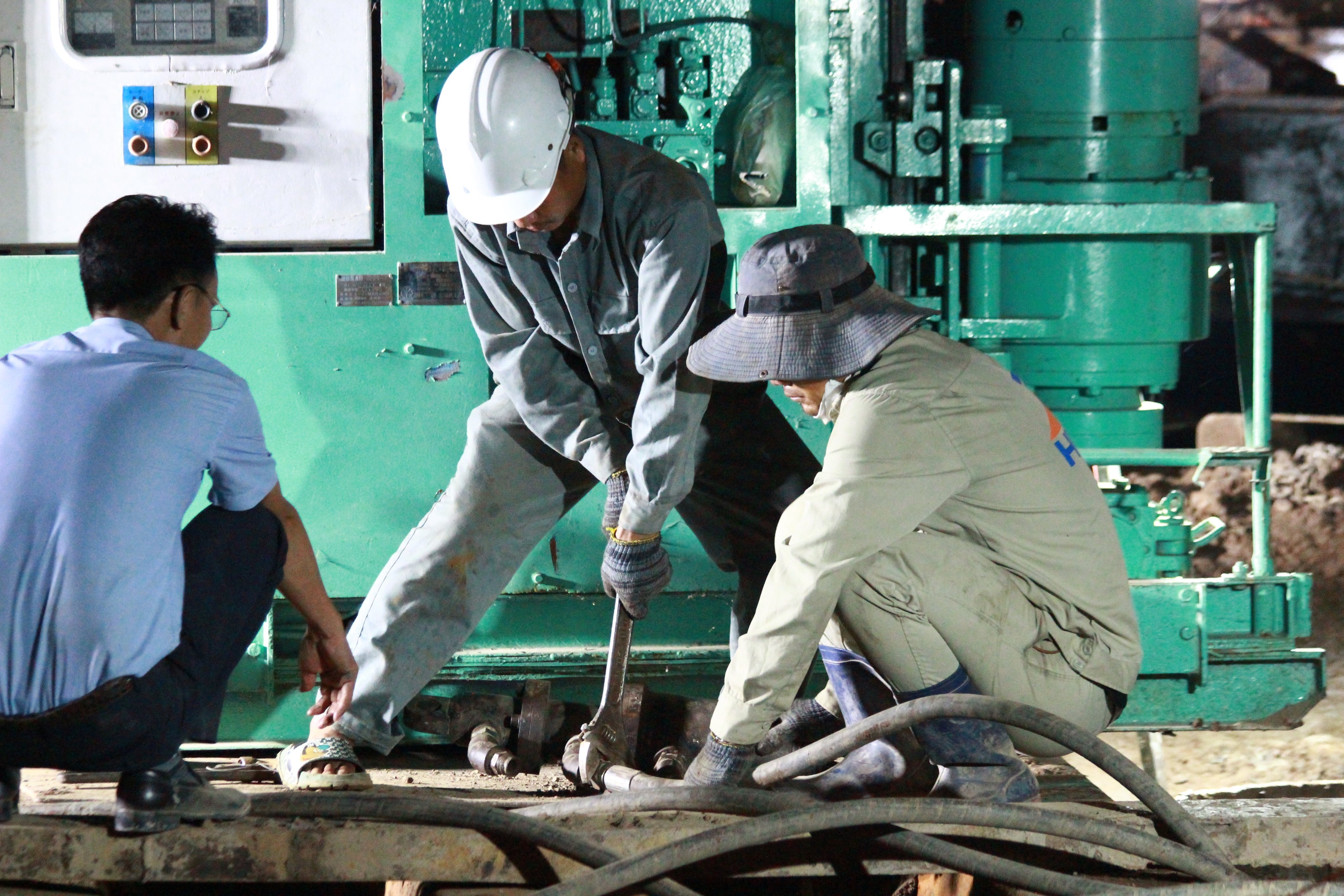 Rut ngan thoi gian keo ong coc co thi the be trai len mat dat hinh anh