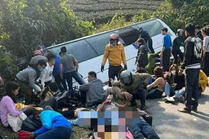 Mo cuu thai nhi 8 thang tuoi sau tai nan lat xe khach o Phu Tho hinh anh