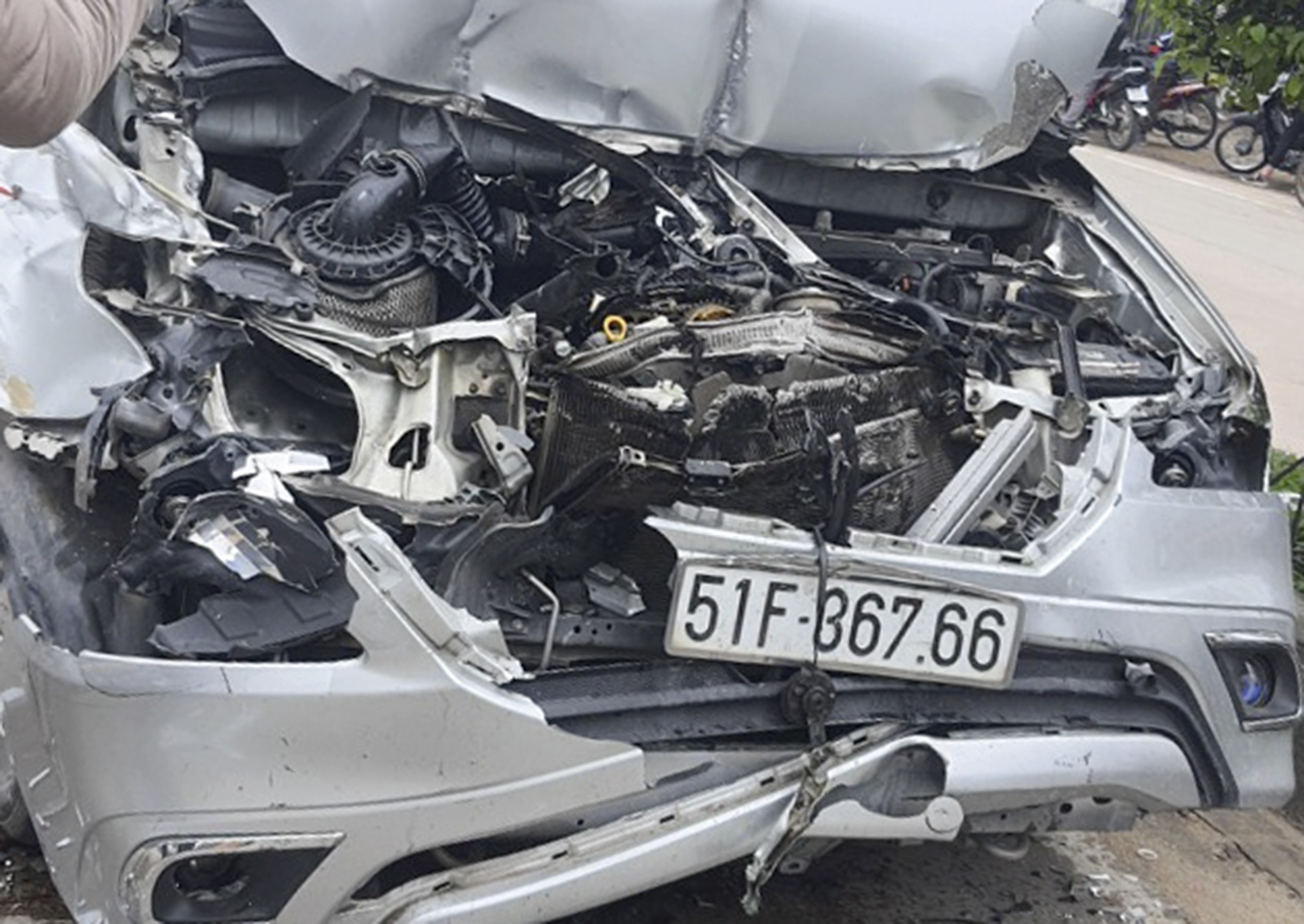 Xe tai lao vao dong phuong tien dung den do, nhieu nguoi bi thuong hinh anh