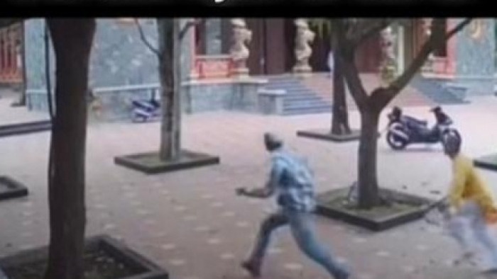 Su that clip su thay cam choi duoi danh nguoi den chua cau an hinh anh