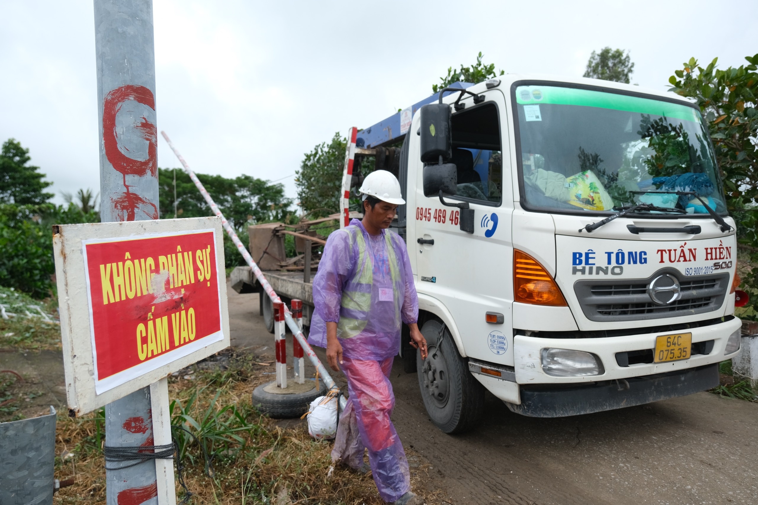 Mua lon gay can tro viec keo ong coc be tong co be trai 10 tuoi len hinh anh