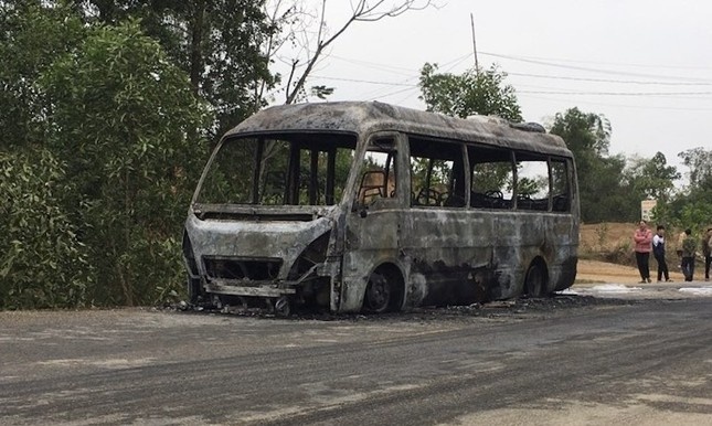 Xe khach bat ngo boc chay ngun ngut khi dang luu thong hinh anh