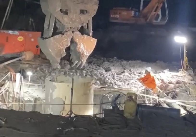 Cham nhat ngay mai se dua thi the be trai ra khoi ong coc be tong hinh anh