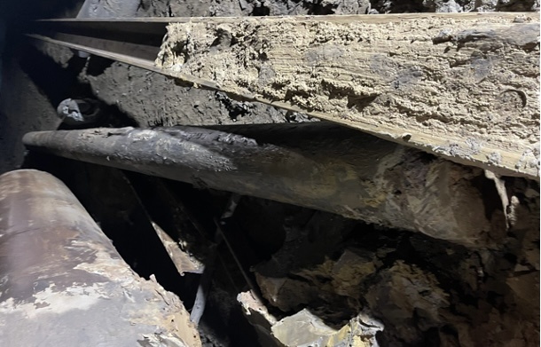 Tien hanh cac buoc cuoi cung de keo ong coc be tong co be trai hinh anh