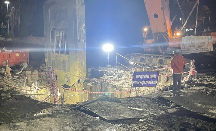 Keo duoc 1/3 ong coc be tong cong trinh cau Roc Sen len mat dat hinh anh