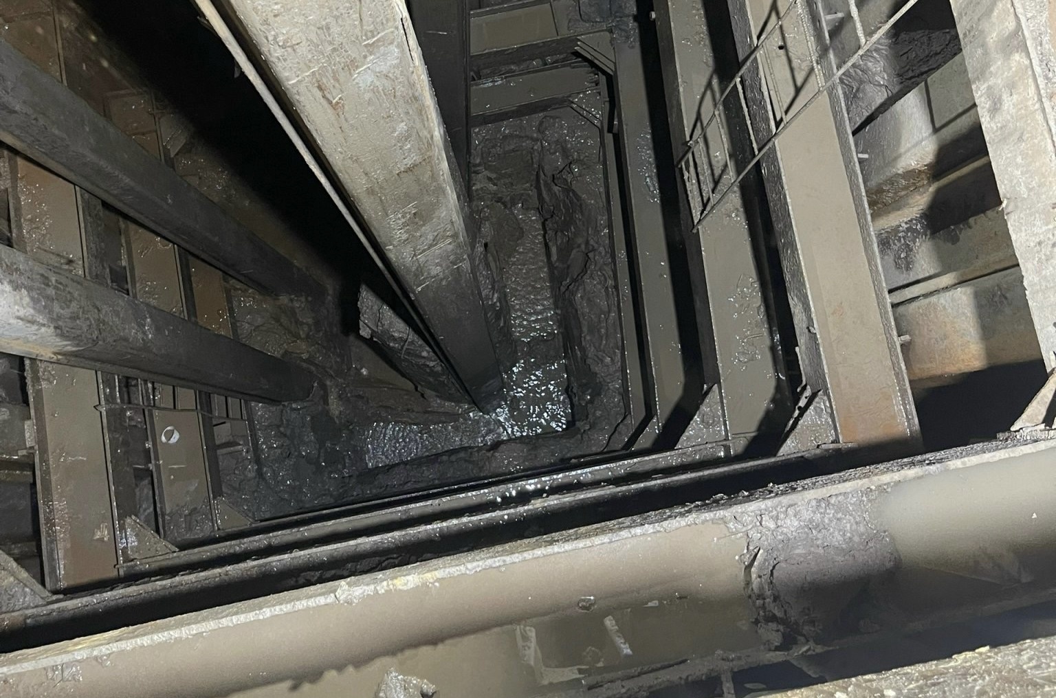 Ngay cuu nan thu 18 keo ong coc be tong: Dao sau duoc 27 m hinh anh