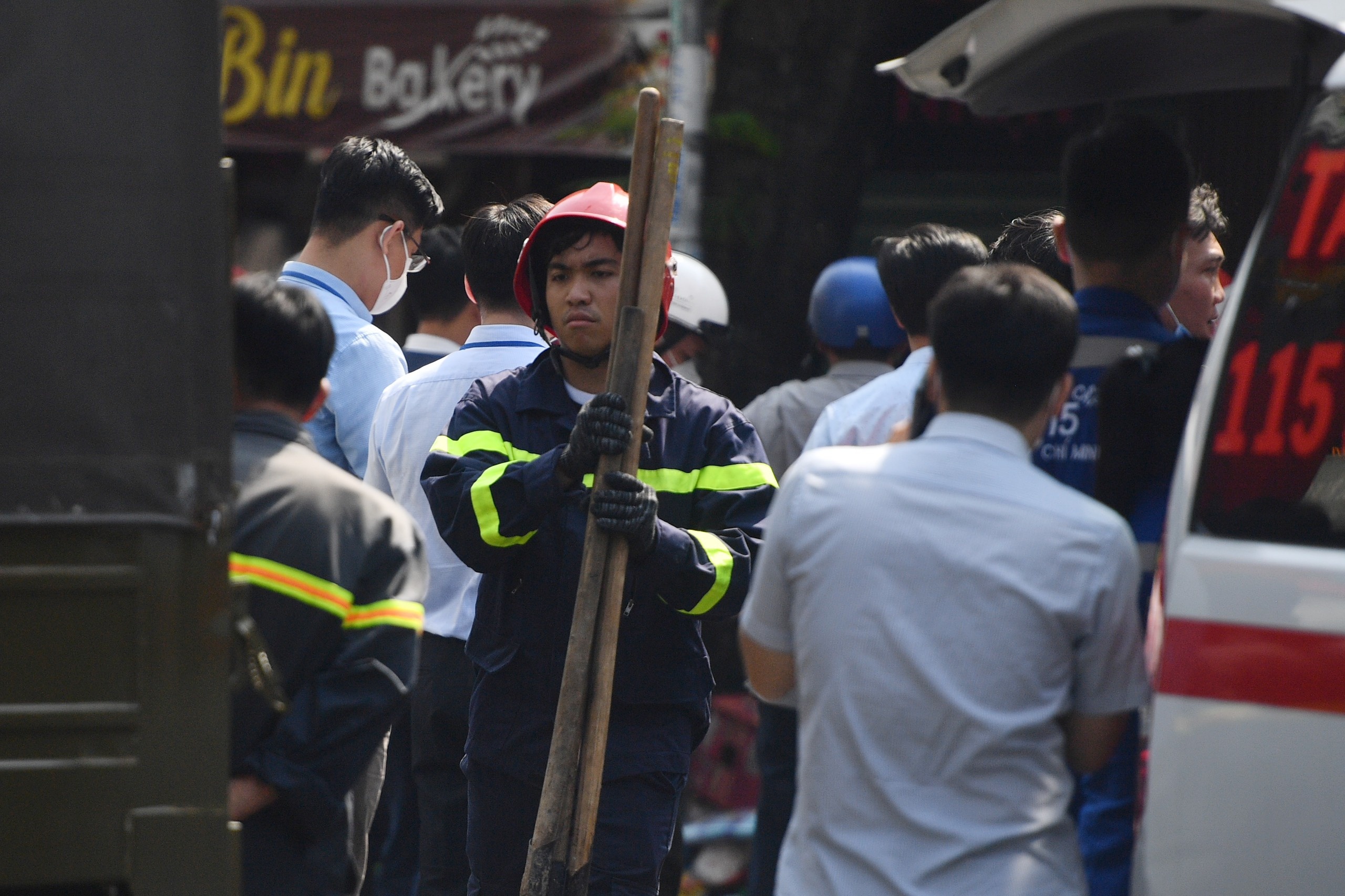 Canh sat no luc dua nan nhan ra khoi cua hang Circle K bi sap hinh anh