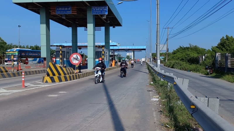 Mung 3 Tet, hang loat xe may di vao cao toc TP.HCM - Trung Luong hinh anh