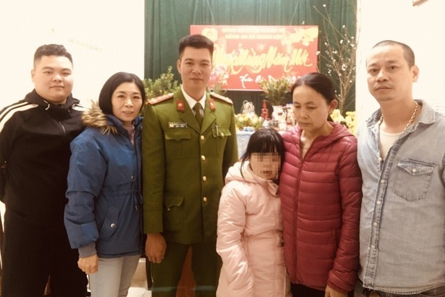 Be gai bi lac khi ve chuc Tet ong ba hinh anh