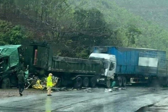 3 oto dam lien hoan tren quoc lo, lai xe tai tu vong tai cho hinh anh