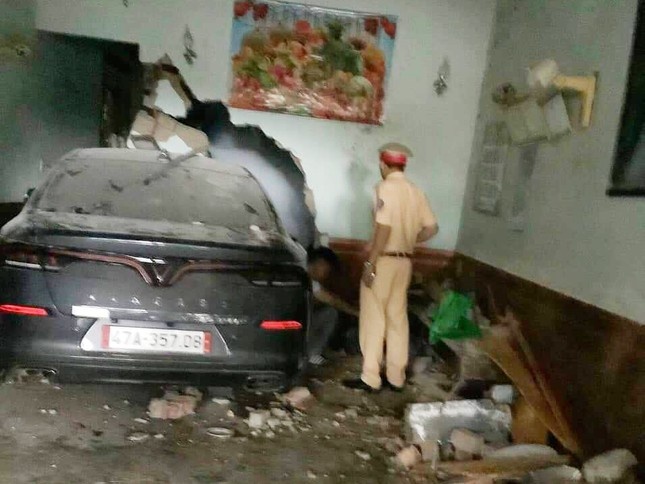 Oto lao thang vao nha tong chet nguoi dan ong dang ngu hinh anh