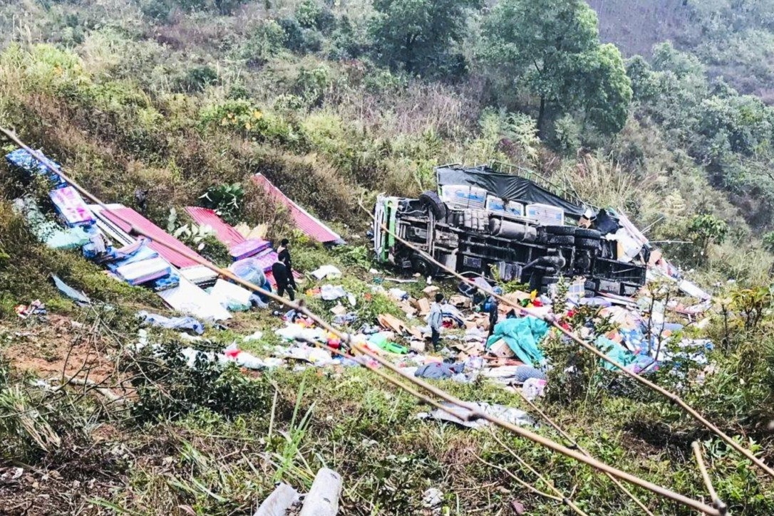 Xe tai mat phanh, lao xuong vuc sau o Ha Giang hinh anh