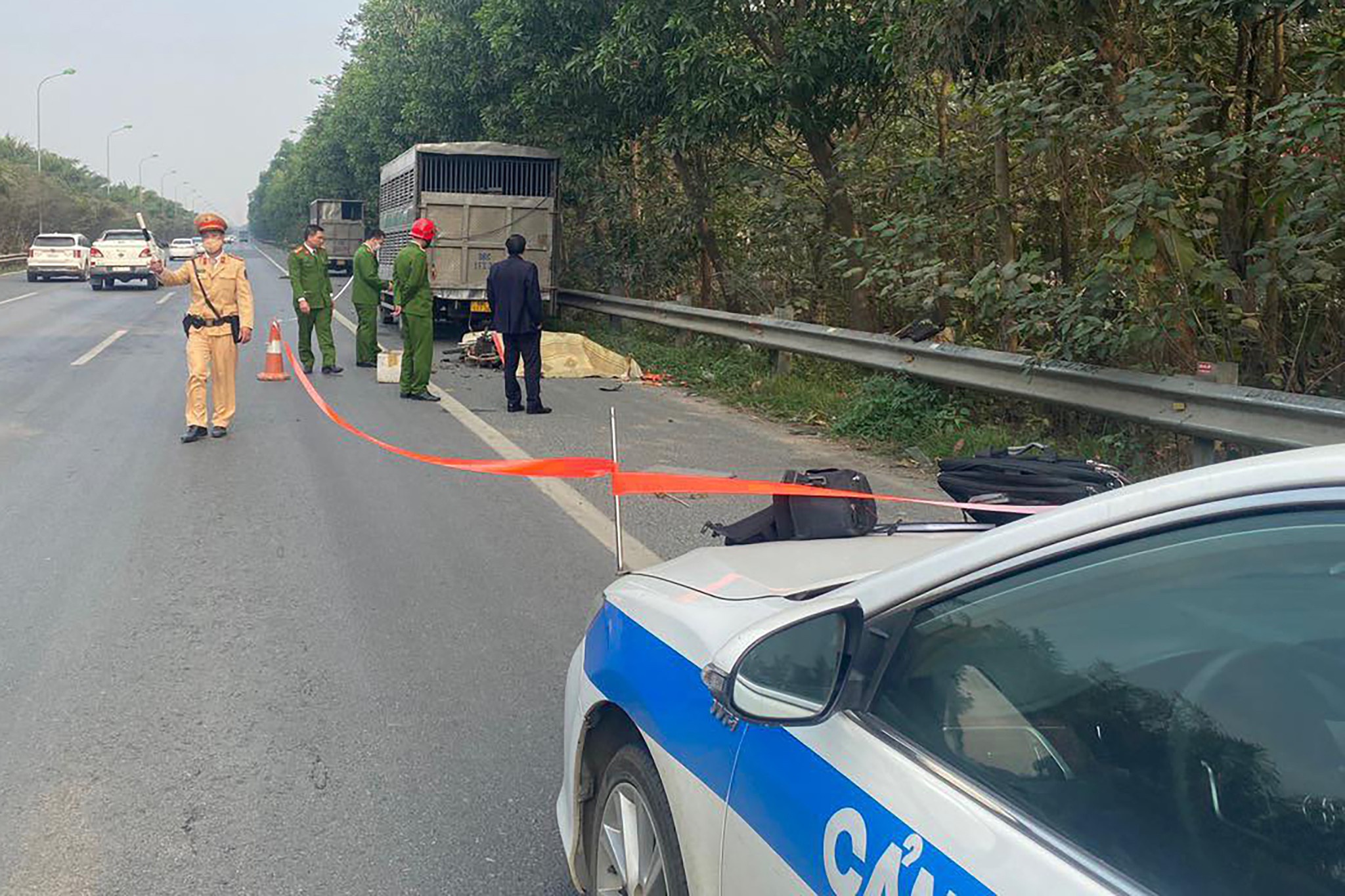 Bat chap nguy hiem, xe may van vao lan cao toc cua dai lo Thang Long hinh anh