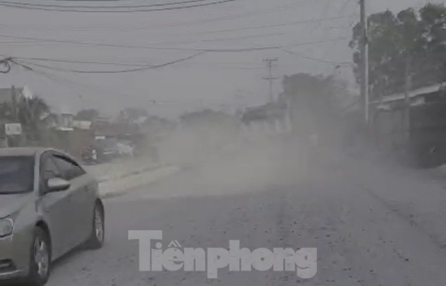 Nguoi dan Binh Duong buc xuc khi duong thi cong dang do, bui mit mu hinh anh