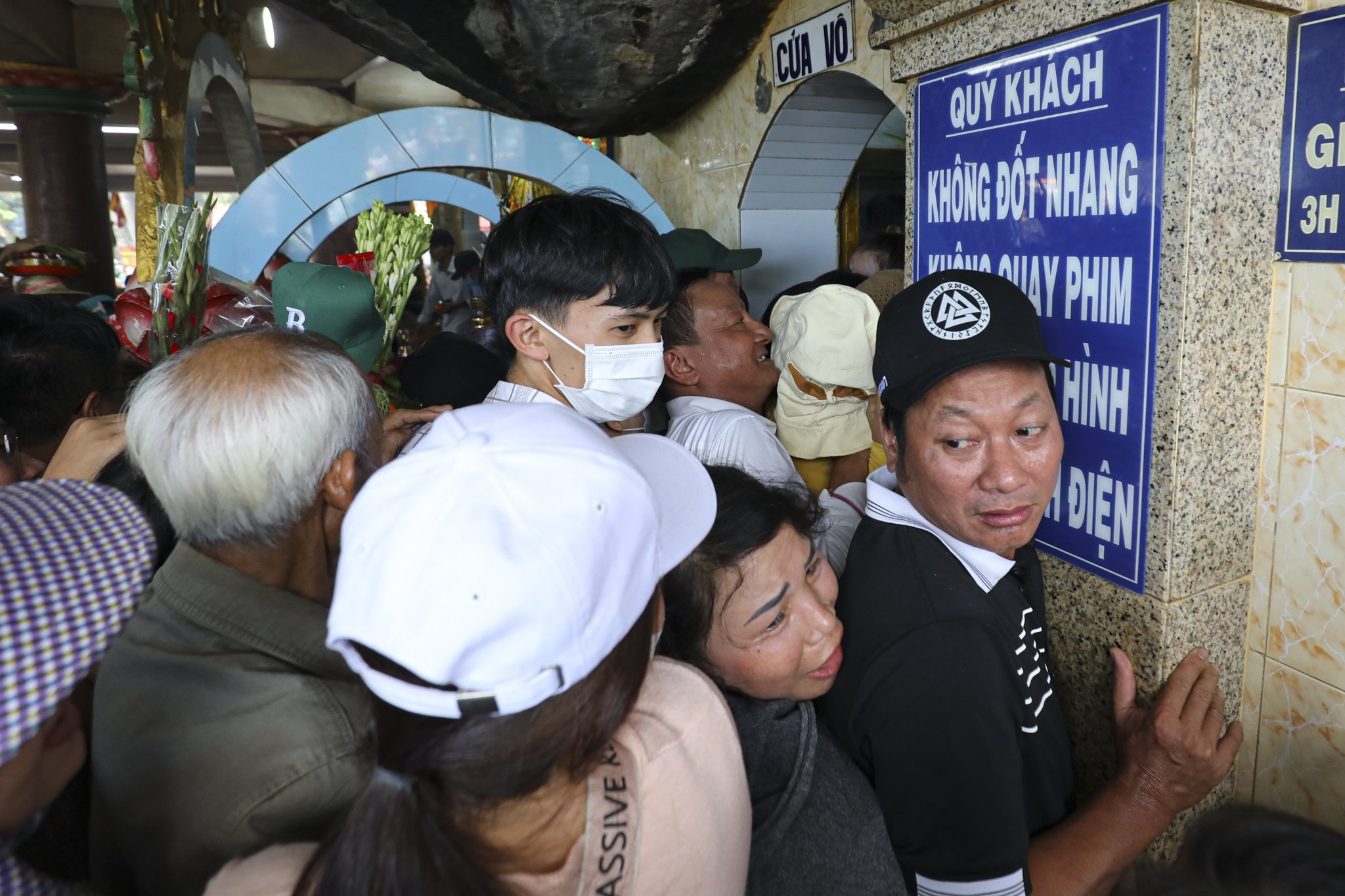 Vuot tram km vieng chua Ba Den, nhieu nguoi khong chen duoc vao dien hinh anh