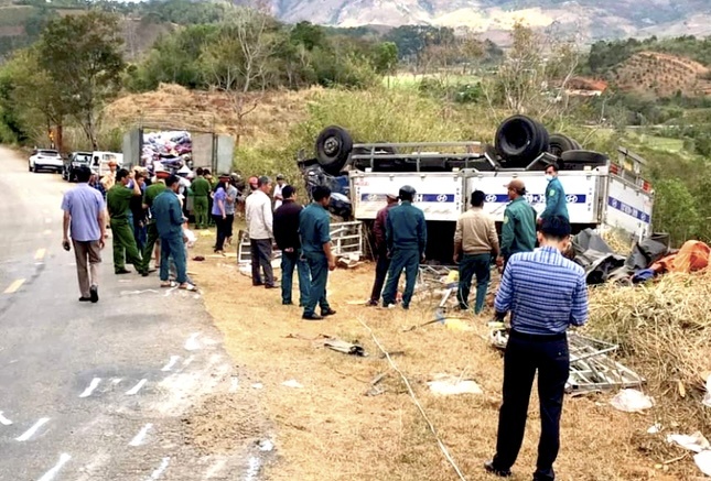 Xe di tu thien bi lat o deo Van Roi, 2 nguoi thuong vong hinh anh