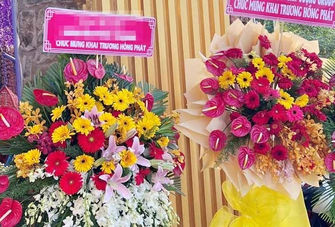 Mao danh lanh dao gui hoa chuc mung quan... cua minh khai truong hinh anh