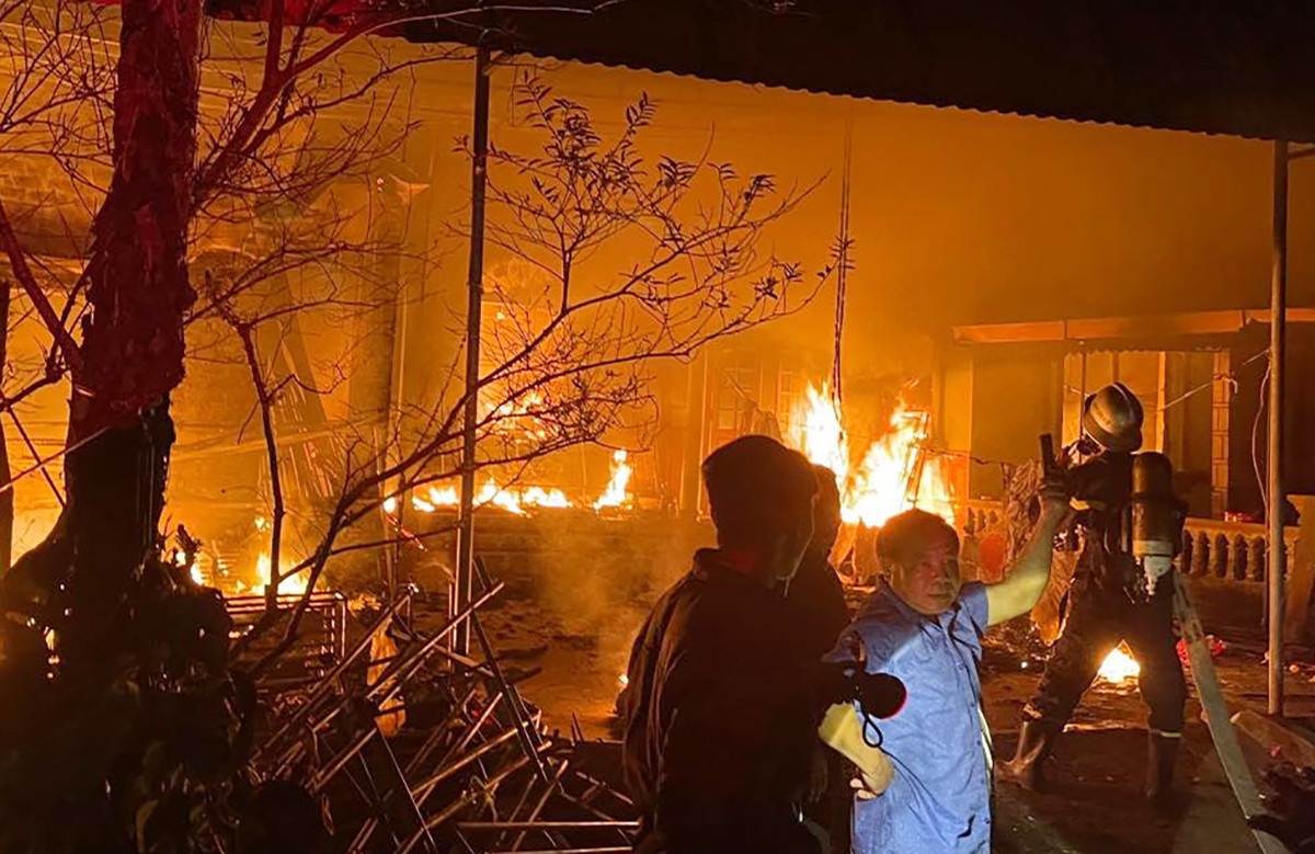 Co so cho thue rap cuoi boc chay du doi trong dem hinh anh