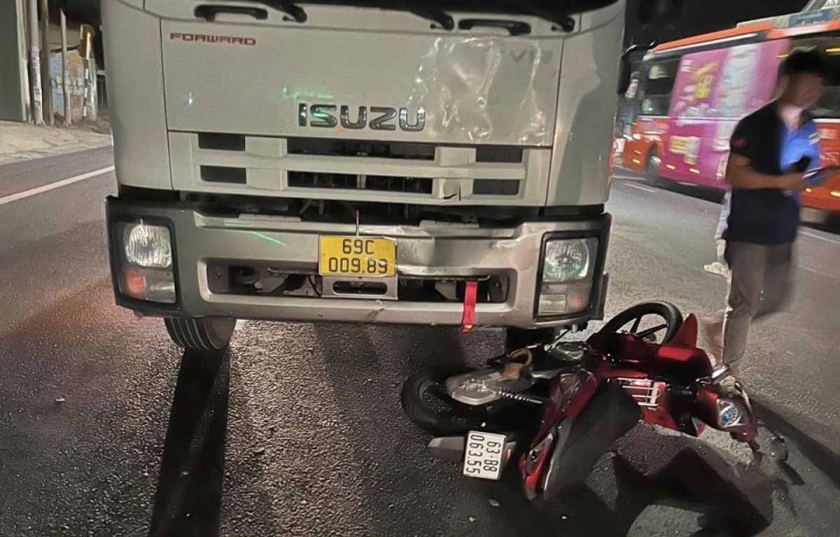 Xe tai tong xe may cung chieu lam mot nguoi chet hinh anh